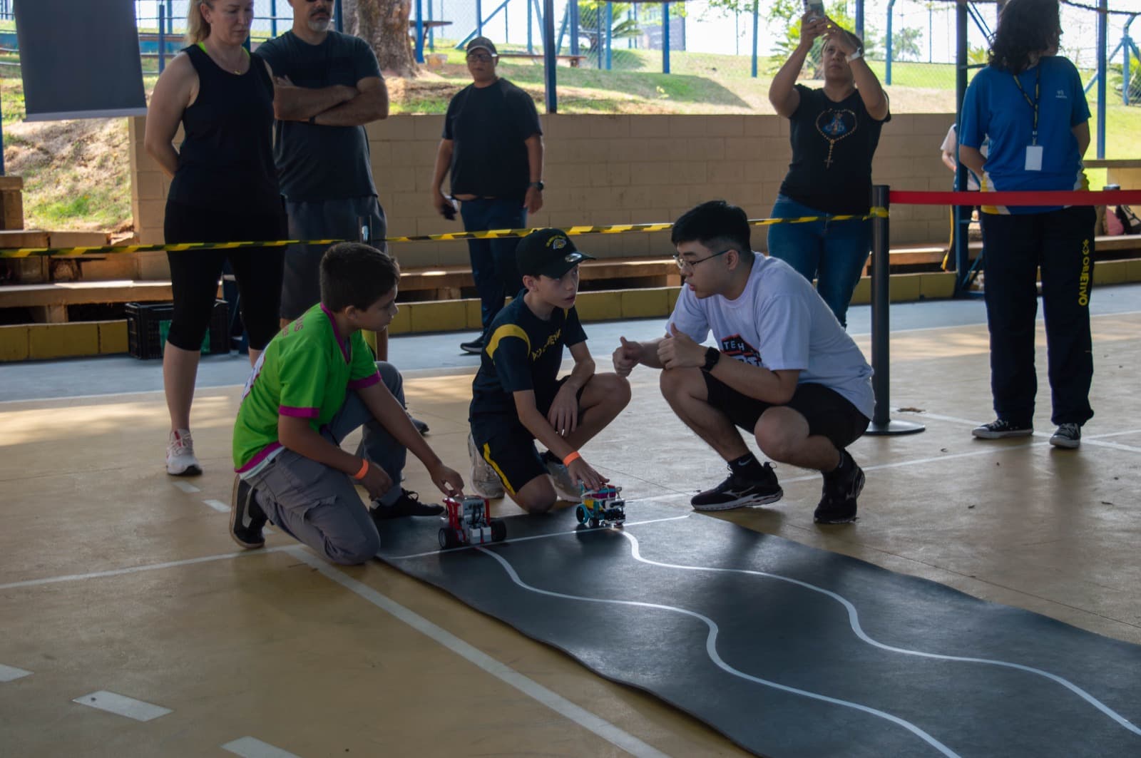 Robôs na pista da categoria Racing — foto 1